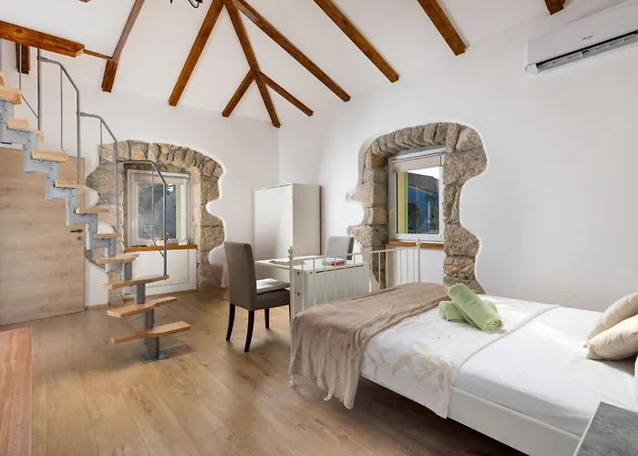 Paesana Heritage House By Interhome Врбник